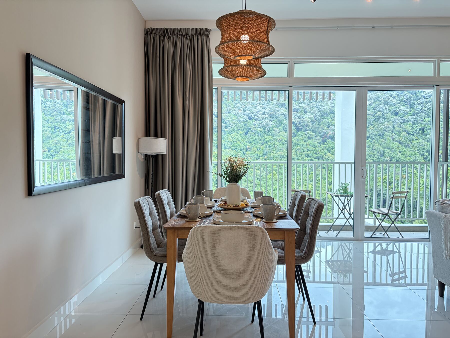The Hillside Residence, dining area with full-height glazing onto the rainforest